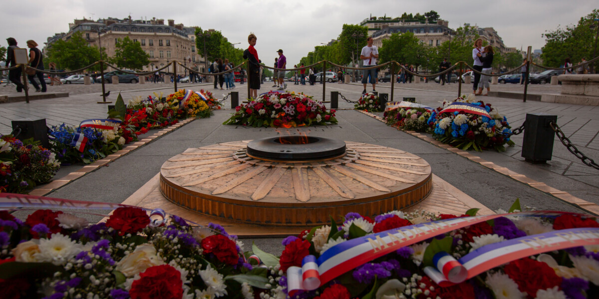What happens in france on november 11 bank holiday and are shops open?