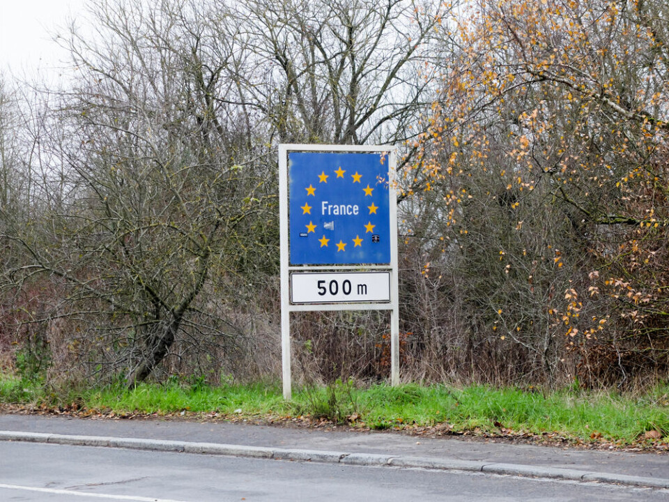 A view of a sign saying ‘France, 500 metres’ to show the concept of entering the country