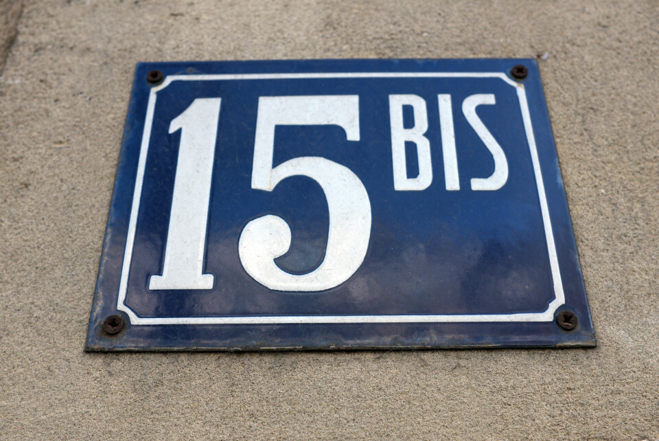 A house sign showing the number 15 bis