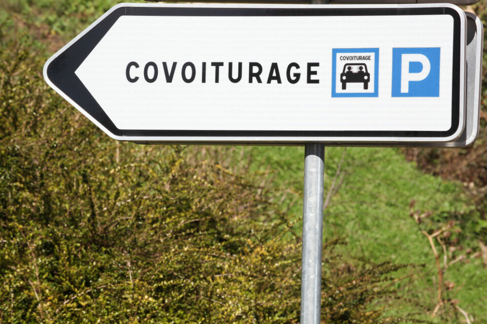 A photo of a sign saying ‘covoiturage’ in French, which means ‘carsharing’
