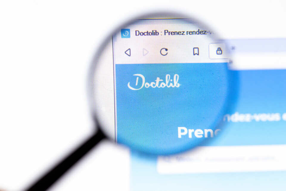 A photo of the Doctolib website with a magnifying glass over the logo