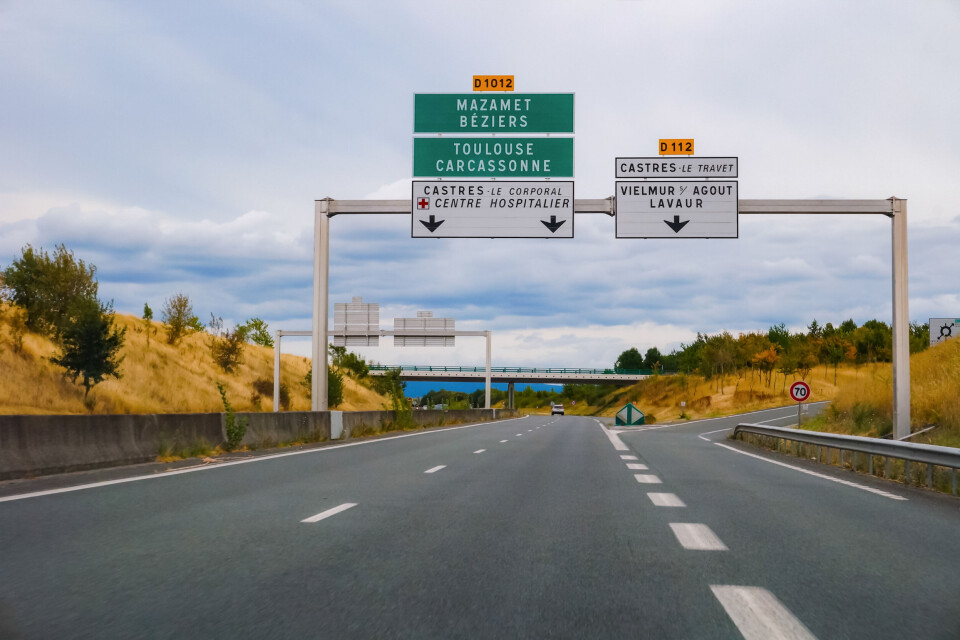 A photo of a road with signposts to Toulouse, Mazamet, and Castres