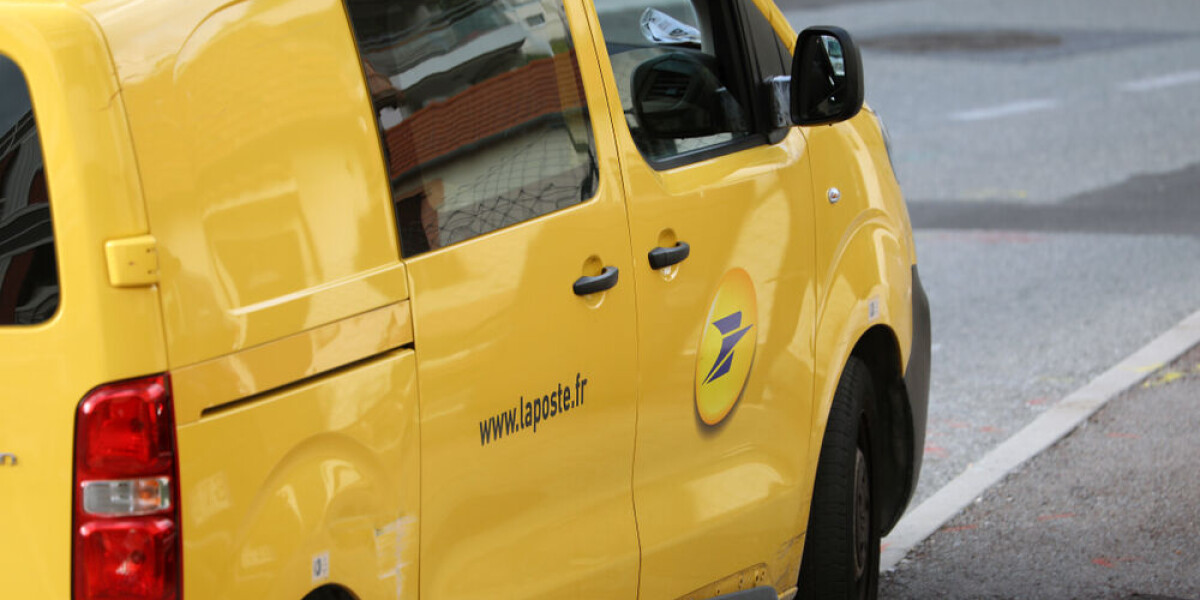 French postal workers can scan priority letters for you at your home