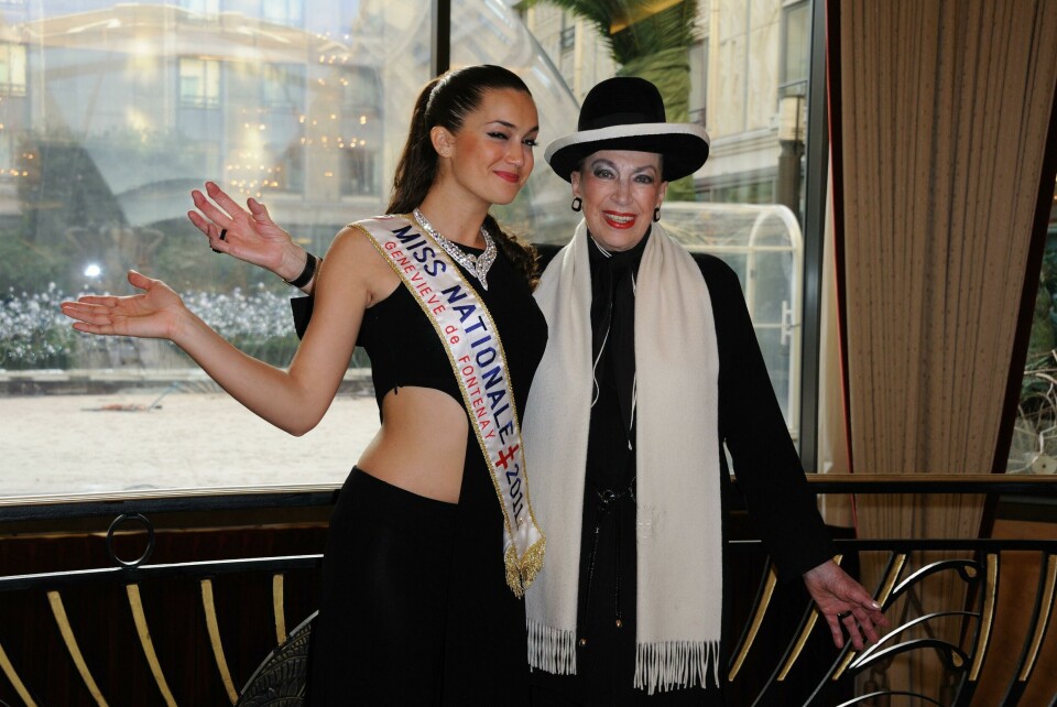 Geneviève de Fontenay with a ‘Miss Nationale’ contestant