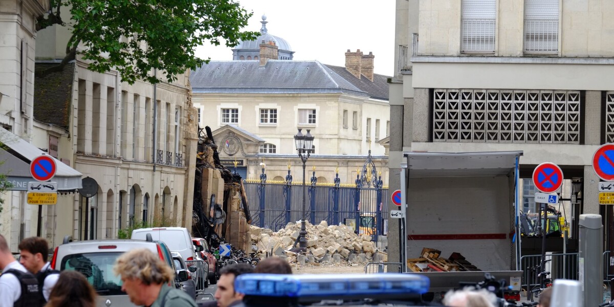 Body found in rubble six days after paris building collapse