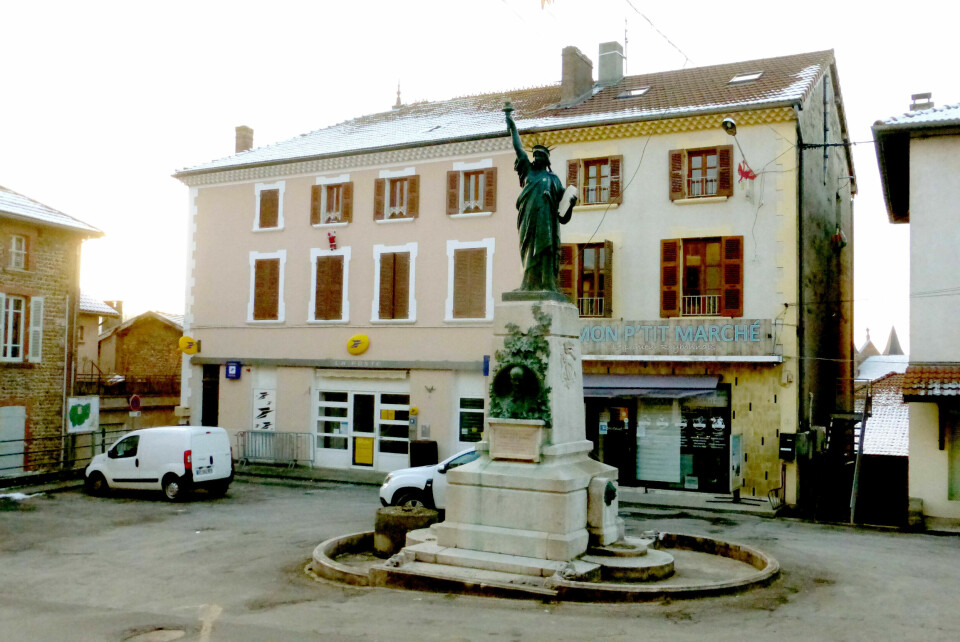 An image of Roybon's Statue of Liberty in the town square