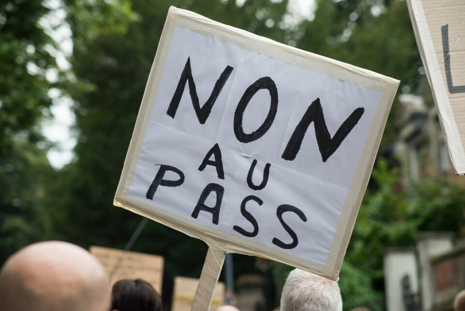 An image of a placard used during protests against France's health and vaccine pass measures reading 'Non au pass' (No to the pass)