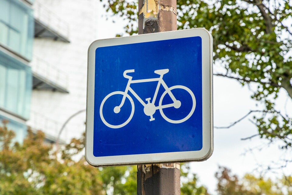 A photo of a bike sign showing a bike lane in France