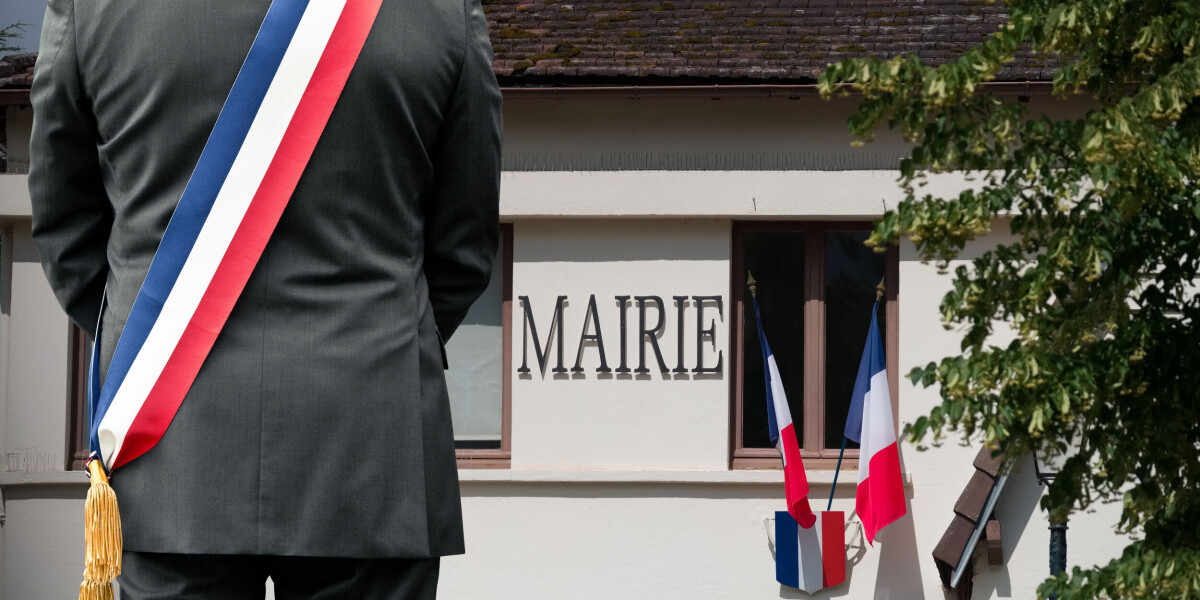 Local french officials lose appetite for job despite public confidence
