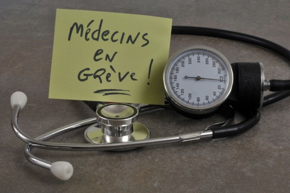 RVillalon | Shutterstock A view of a GP stethoscope and a Post-It note saying ‘Doctors on strike’ in French