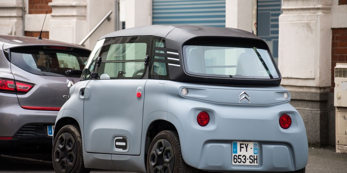 Do licence-free cars in france need to pass a roadworthiness test?