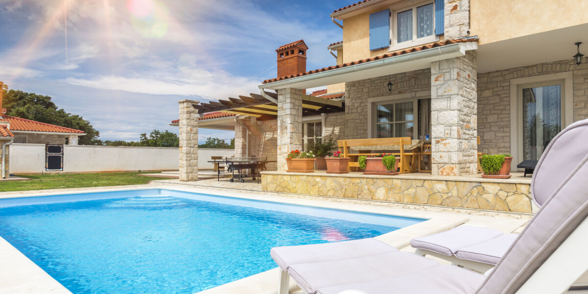 How to keep your swimming pool open despite drought in france