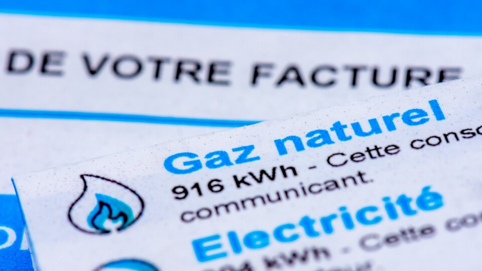 Pieces of paper saying ‘facture (bill)’ and ‘gas and electricity’ in French