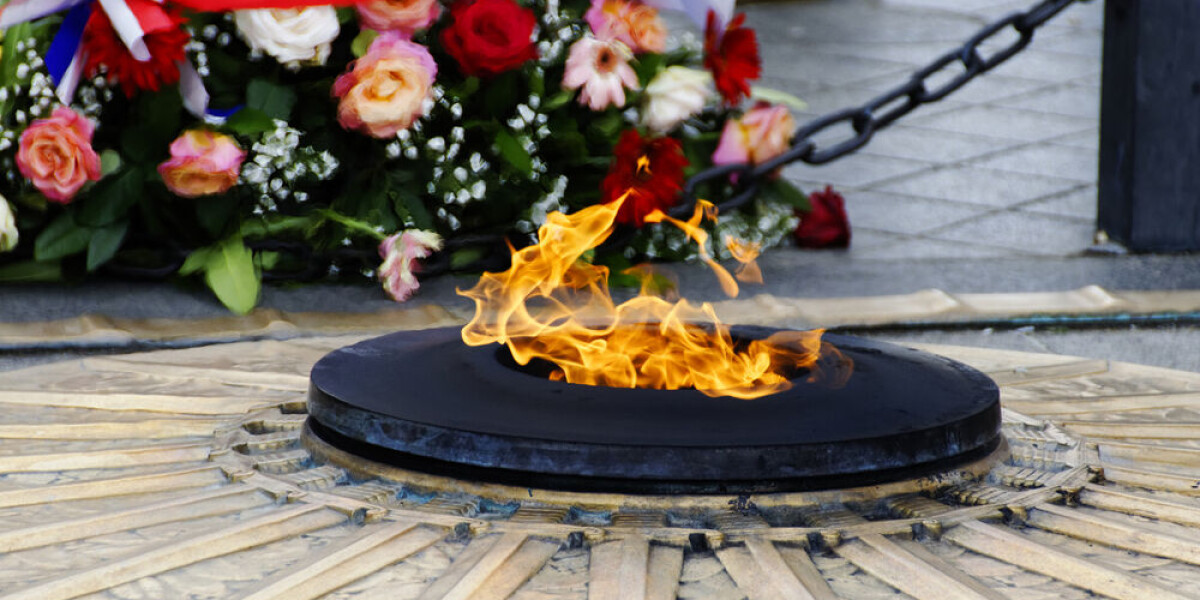 What is the history behind paris’ tomb of the unknown soldier?