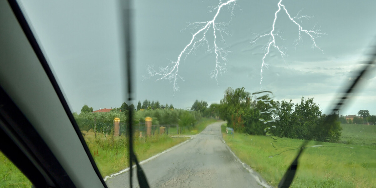 Storms in france: what to do if at home, out walking or in car