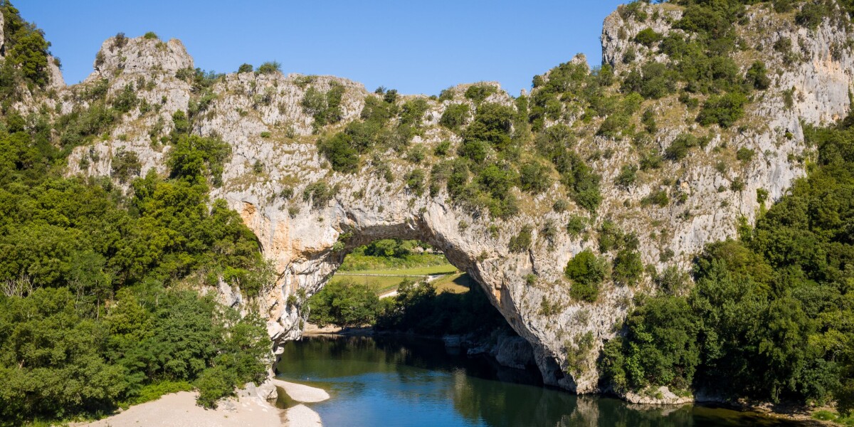 Eco-news france: one hour vueling flight, €4m tourism fund, picnic ban