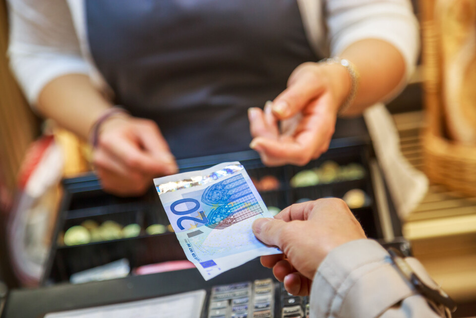 A shopper pays with a 20 euro note