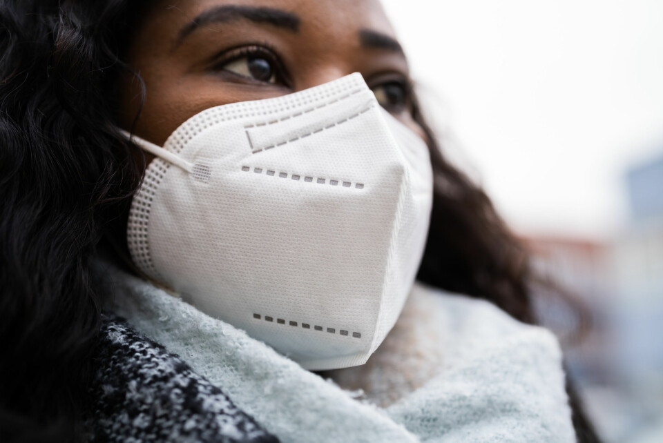 A woman in a scarf wearing an FFP2 mask
