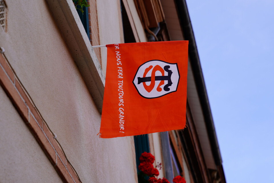 A photo of the Stade Toulousain ST logo on the official shop wall