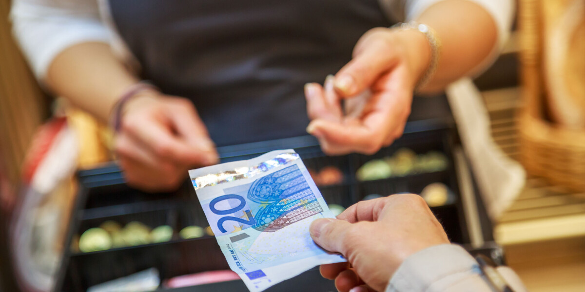 Can shops in france refuse to take payments in cash?