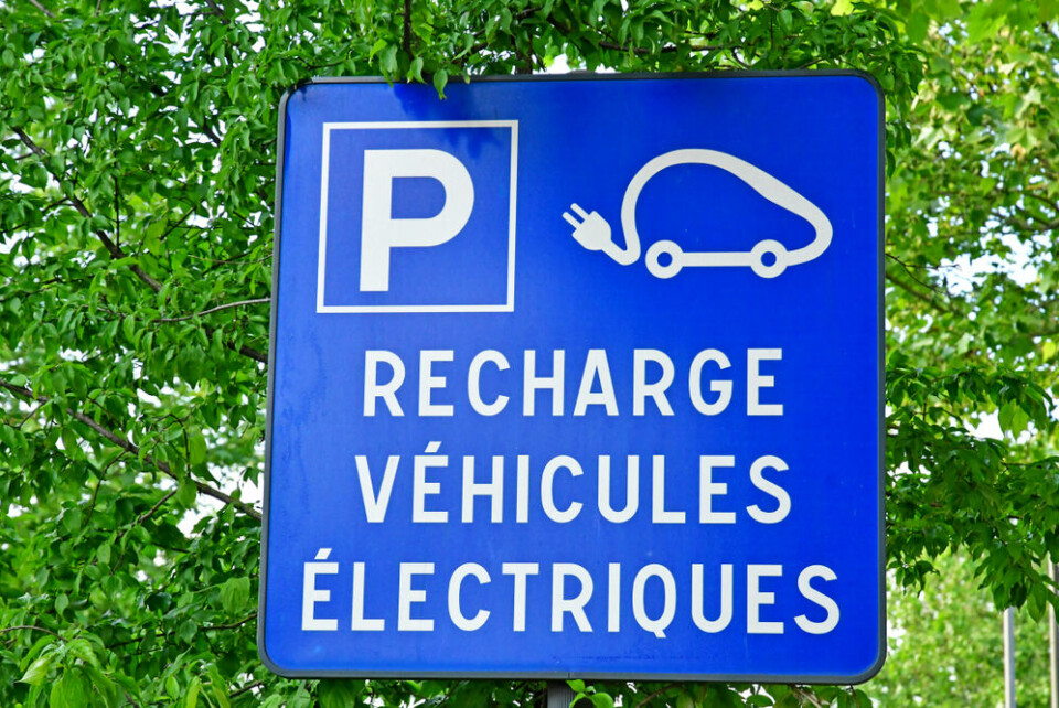 A sign showing a recharge station for electric vehicles in France