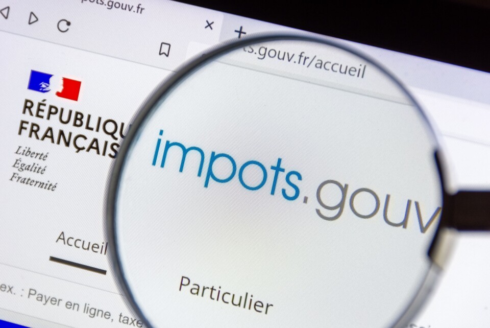 A magnifying glass showing a closeup of the French tax website