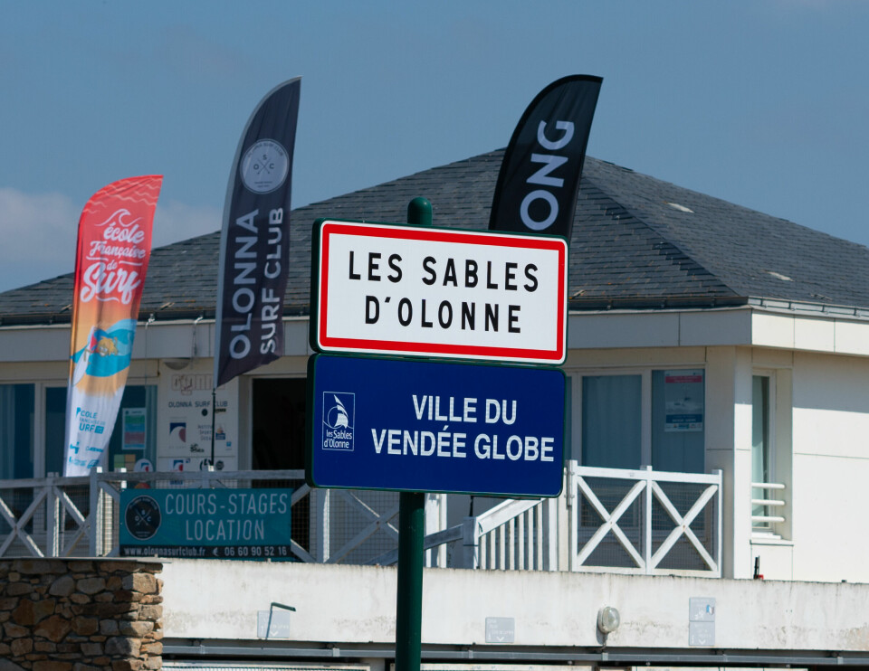 A sign showing the Vendée Arctique-Les Sables d’Olonne road sign