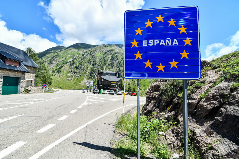 A sign for Espana on the road border