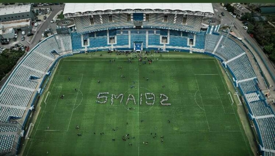 An image of a football stadium with the words '5 Mai 1992' spelled out on the grass
