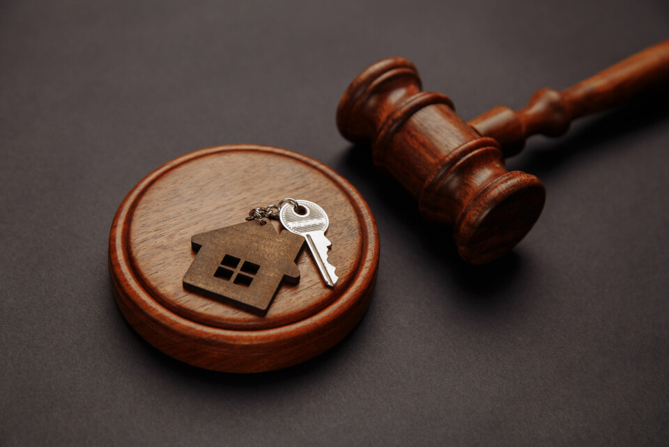 A view of a legal gavel and a key with a house keyring to show housing law