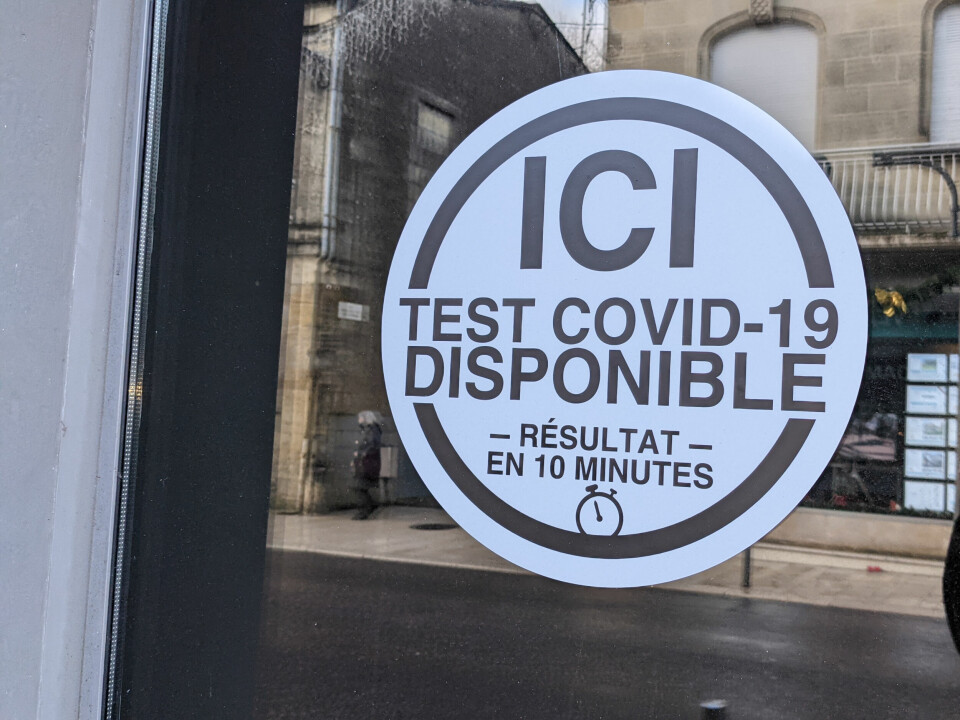 A sign on a pharmacy door in French saying Covid tests available here