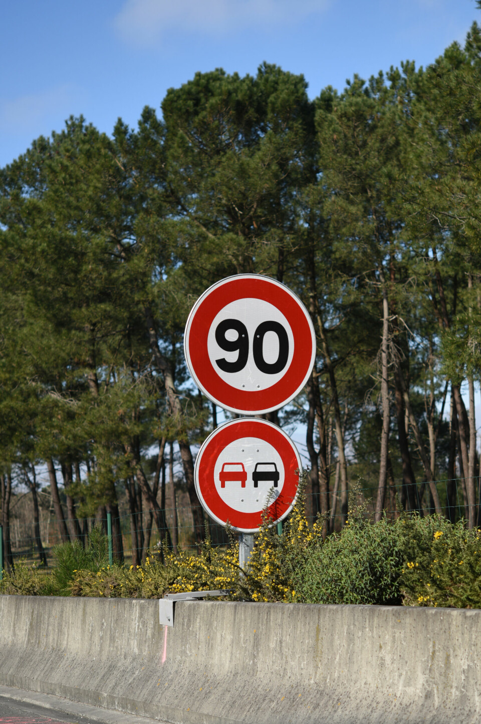 A photo of a 90km/h speed limit sign in France