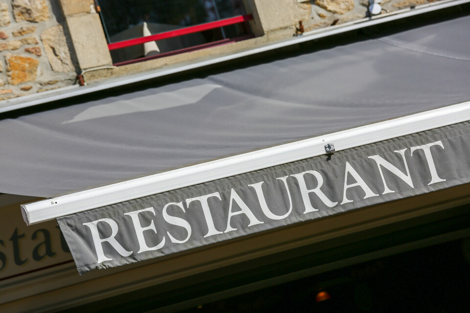 A photo of a restaurant awning in France, reading RESTAURANT