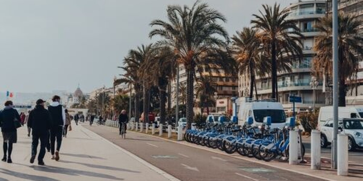 Nice trials video software to fine drivers who block cycle routes