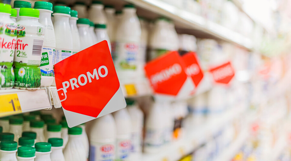 A label saying ‘promo’ on food products on a supermarket shelf