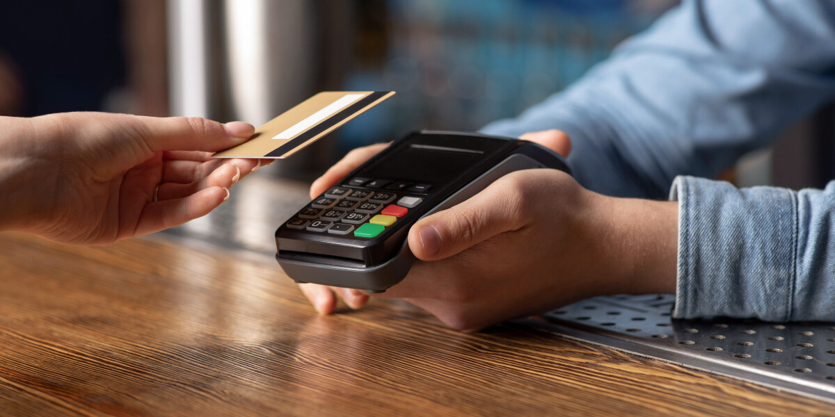 Reader charged €100 for contactless beer payment in french bar