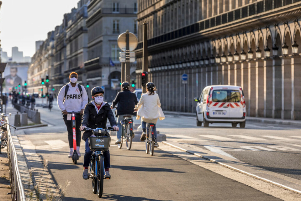 Commuters in Paris wear a mask for Covid