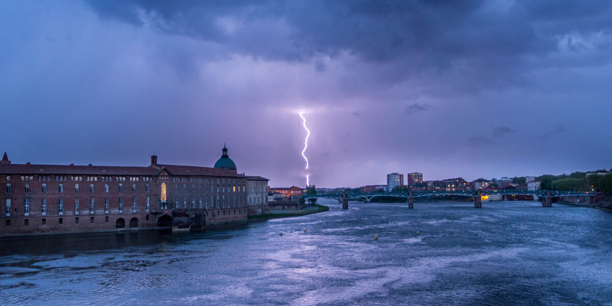 Storm warnings intensify for south-west as bad weather sweeps in