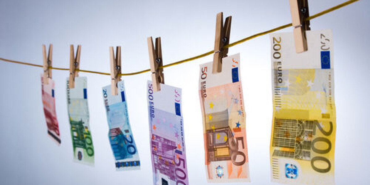 Can a french notaire refuse money transfer from a bank in luxembourg?