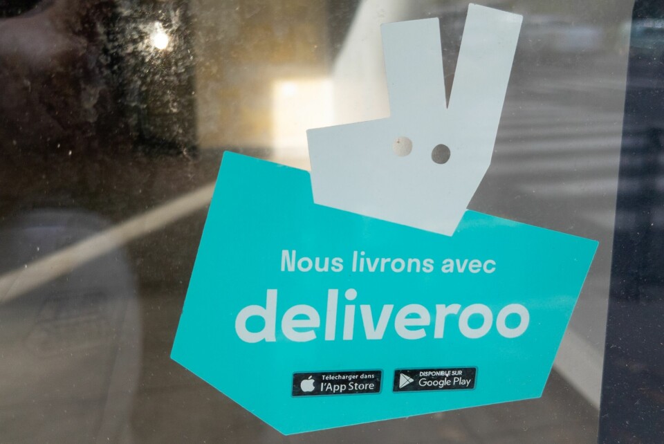 A photo of the Deliveroo logo on a restaurant door in France, reading “Nous livrons avec Deliveroo (we deliver with Deliveroo)”.