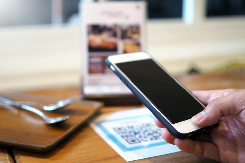Scanning a QR code with a smartphone. Explained: QR code scans and eating inside restaurants in France