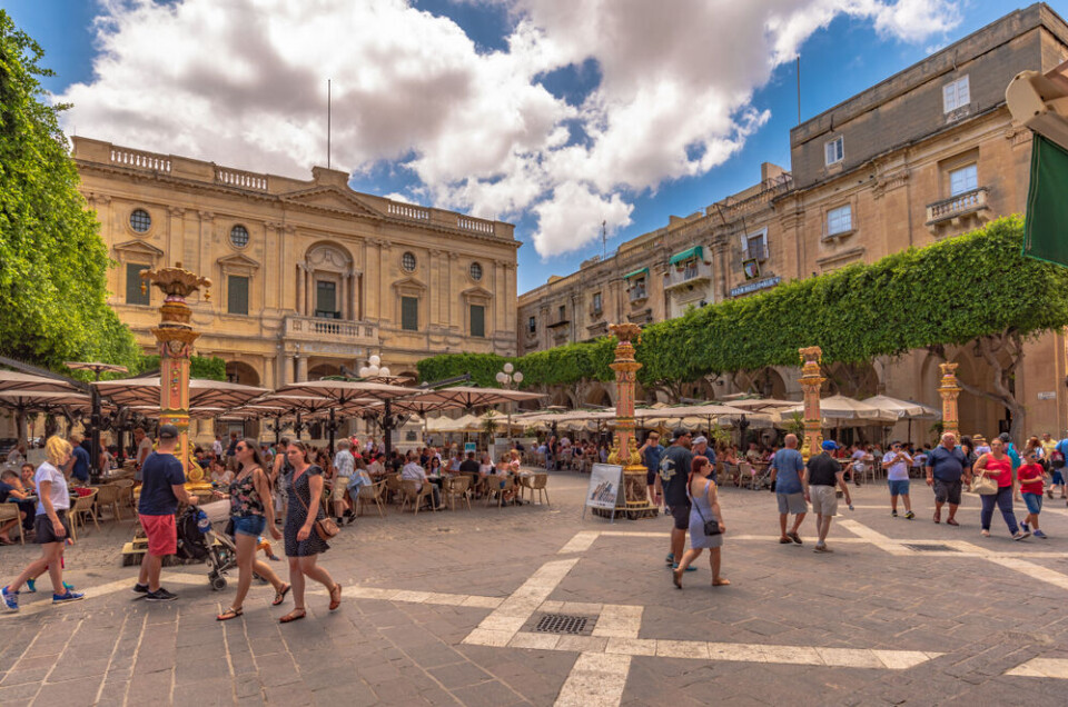 Cliff Day / Shutterstock People walking through a square in Malta. Covid-19: France condemns Malta’s decision to bar unvaccinated tourists