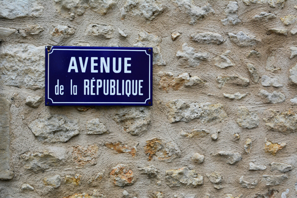 A street sign in French reading Avenue de la Republique