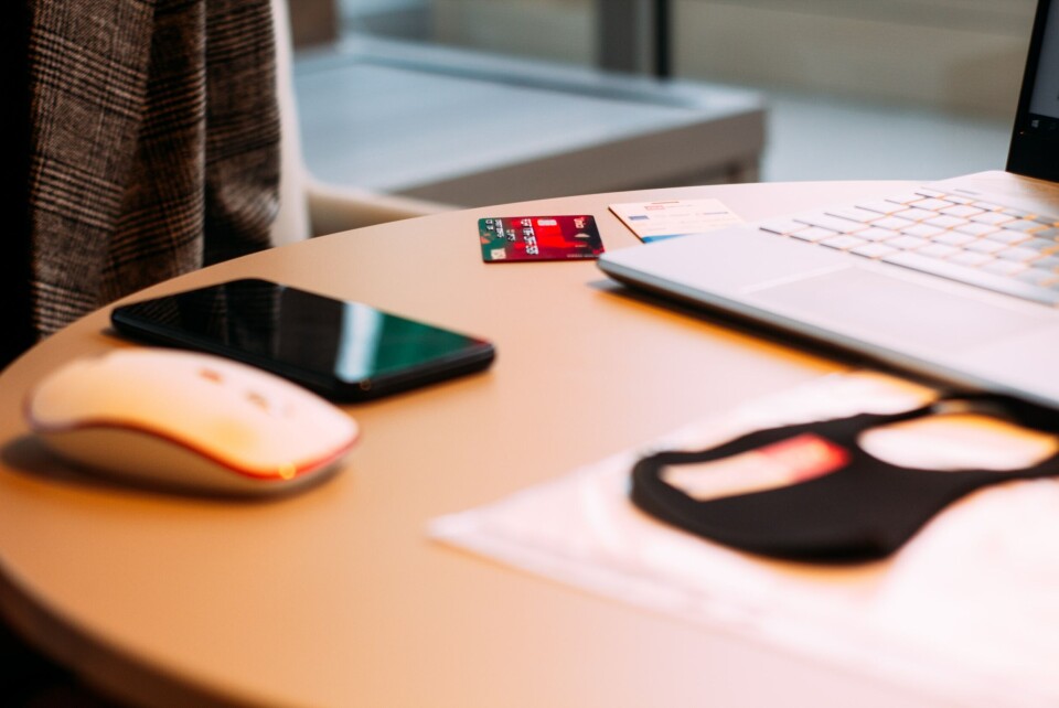 Ulvi Safari / Unsplash Office table with computer and bank card. How to switch your bank account in France