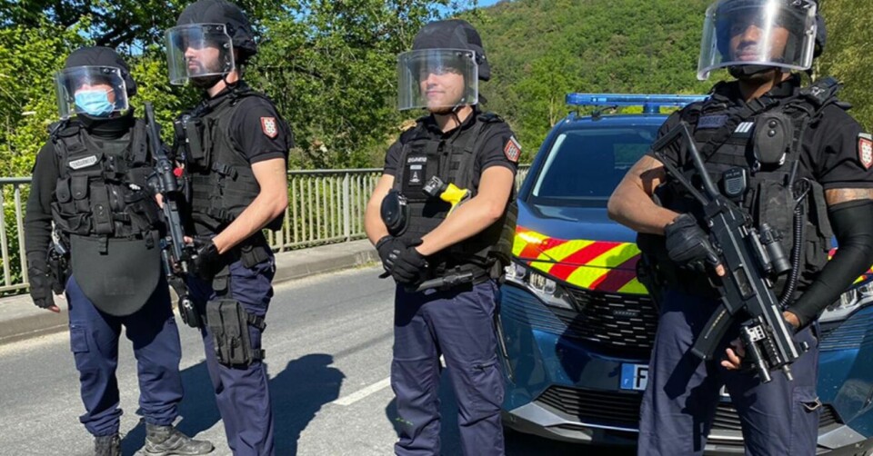 Gendarmerie close roads as the manhunt continues. Hunt for armed man in Dordogne; residents warned to stay at home