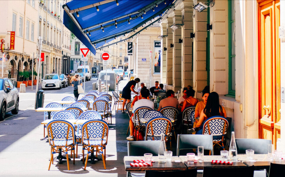 @adrienolichon / Adrien Olichon / Unsplash People eating on sunny terrace. Macron: Terraces and museums to reopen from mid-May across France