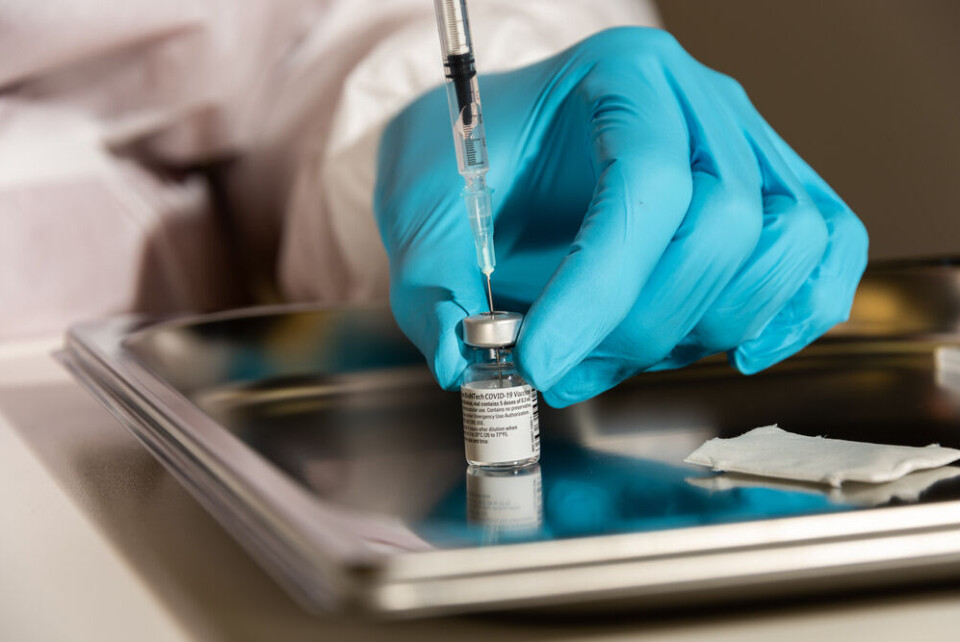 Penofoto / Shutterstock A medic inserts a needle into a vial of vaccine. Covid France: Around 20% of all cases now Delta variant