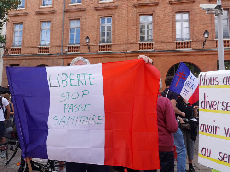 French flag with the words “Freedom, stop health pass” written on it.. Irinacapel / Almost 160,000 march against health pass in France in seventh weekend