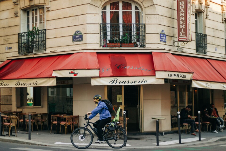 Man ridig bike in Paris. MAP: Paris plans 680km of new cycle lanes linking suburbs to centre