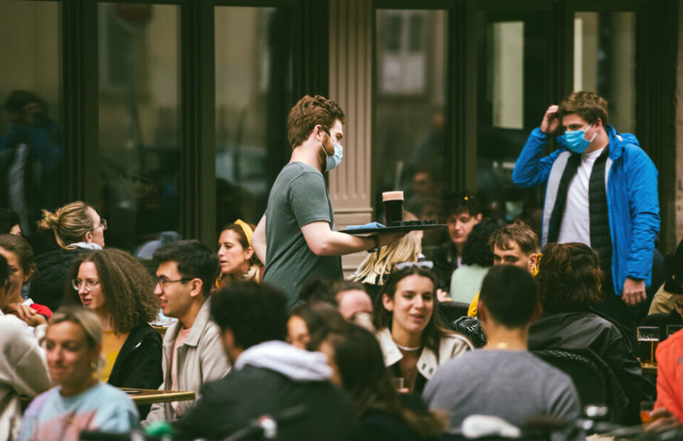 Hadrian / Shutterstock People on a restaurant terrace. French health pass: Cafes, restaurants risk €45,000 fine if no check